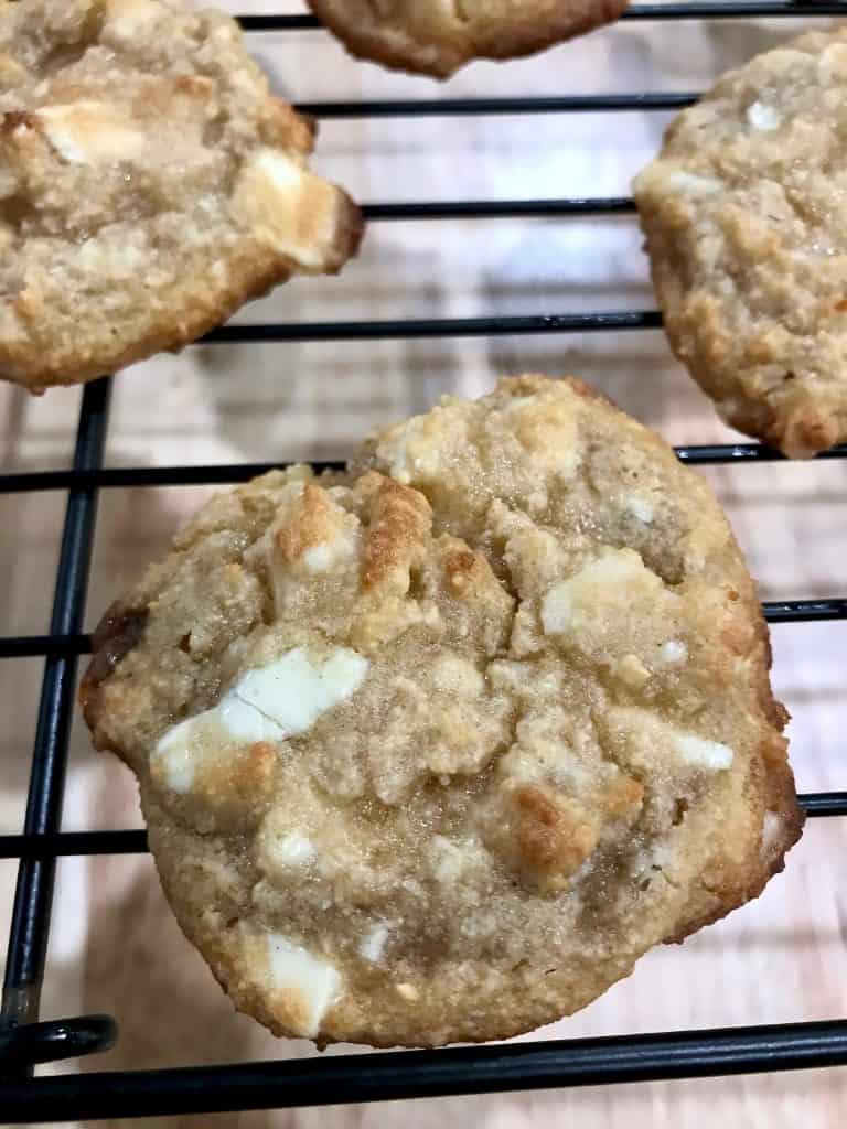 keto white chocolate macadamia nut cookies