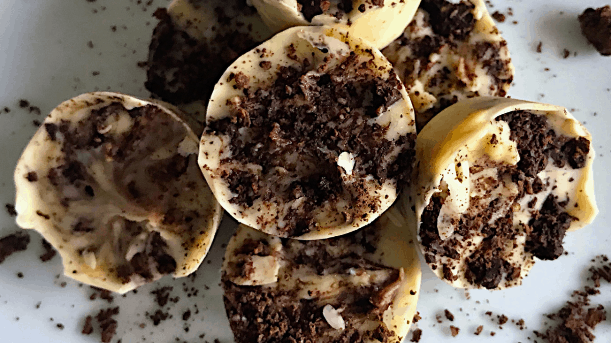 Keto Cookies and Cream Chocolate Bites Recipe!